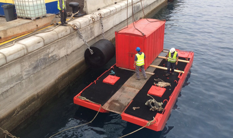 pontona con casco tipo catamarán
